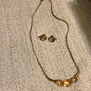 Gold and pearl necklace